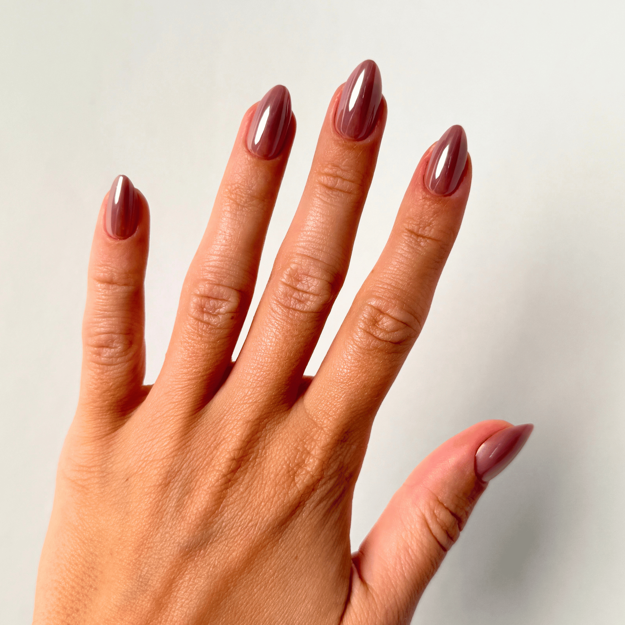 Chrome Hazel Medium Almond Press-On Nails an der Hand getragen