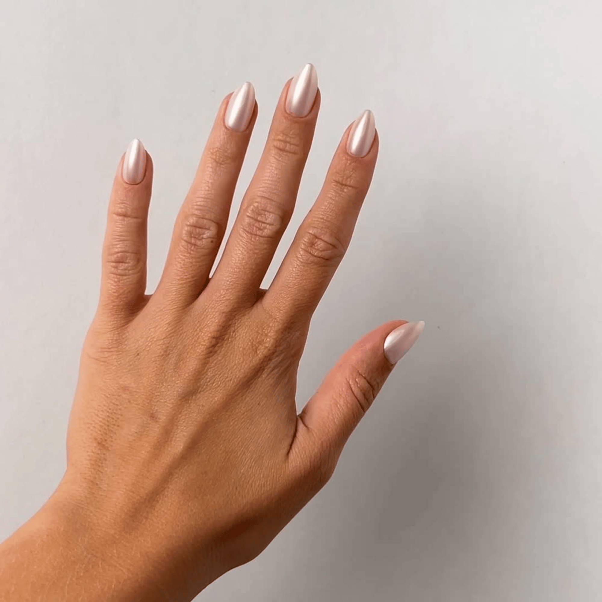 Glazed Pearl Medium Almond Press-On Nails an der Hand getragen