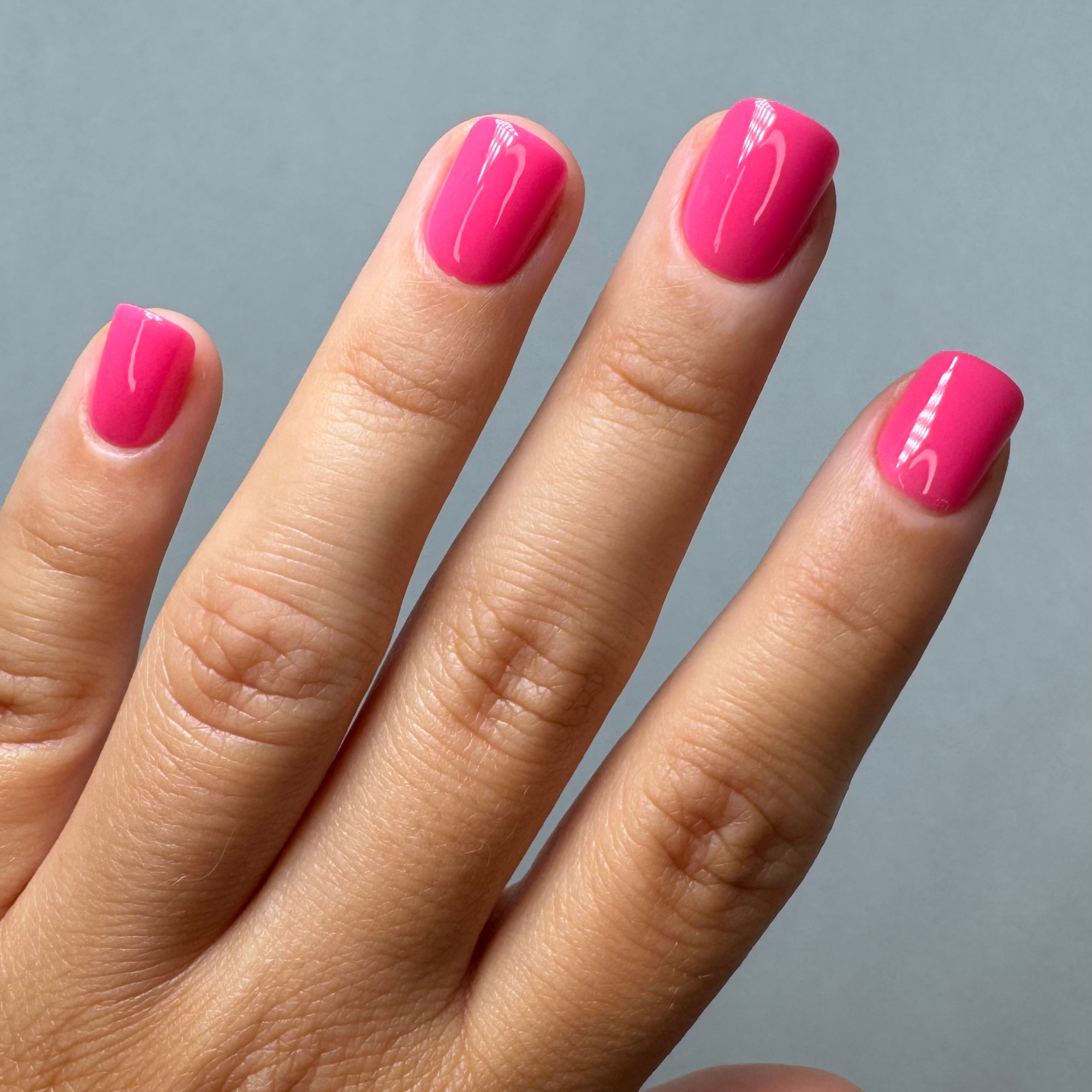 Pink Lemonade Extra Short Square Press-On Nails an der Hand getragen