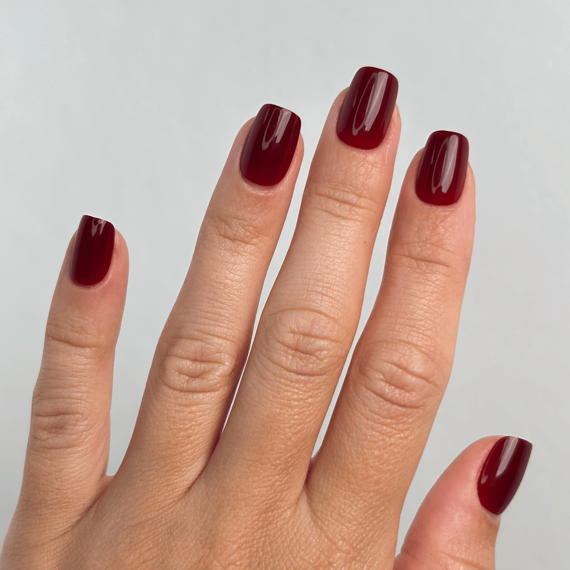 Wine Velvet Medium Square Press-On Nails an der Hand getragen