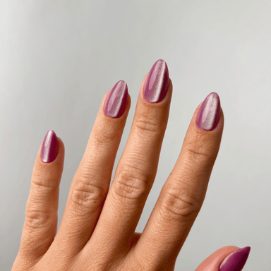 Violet Cateye Medium Almond Press-On Nails an der Hand getragen