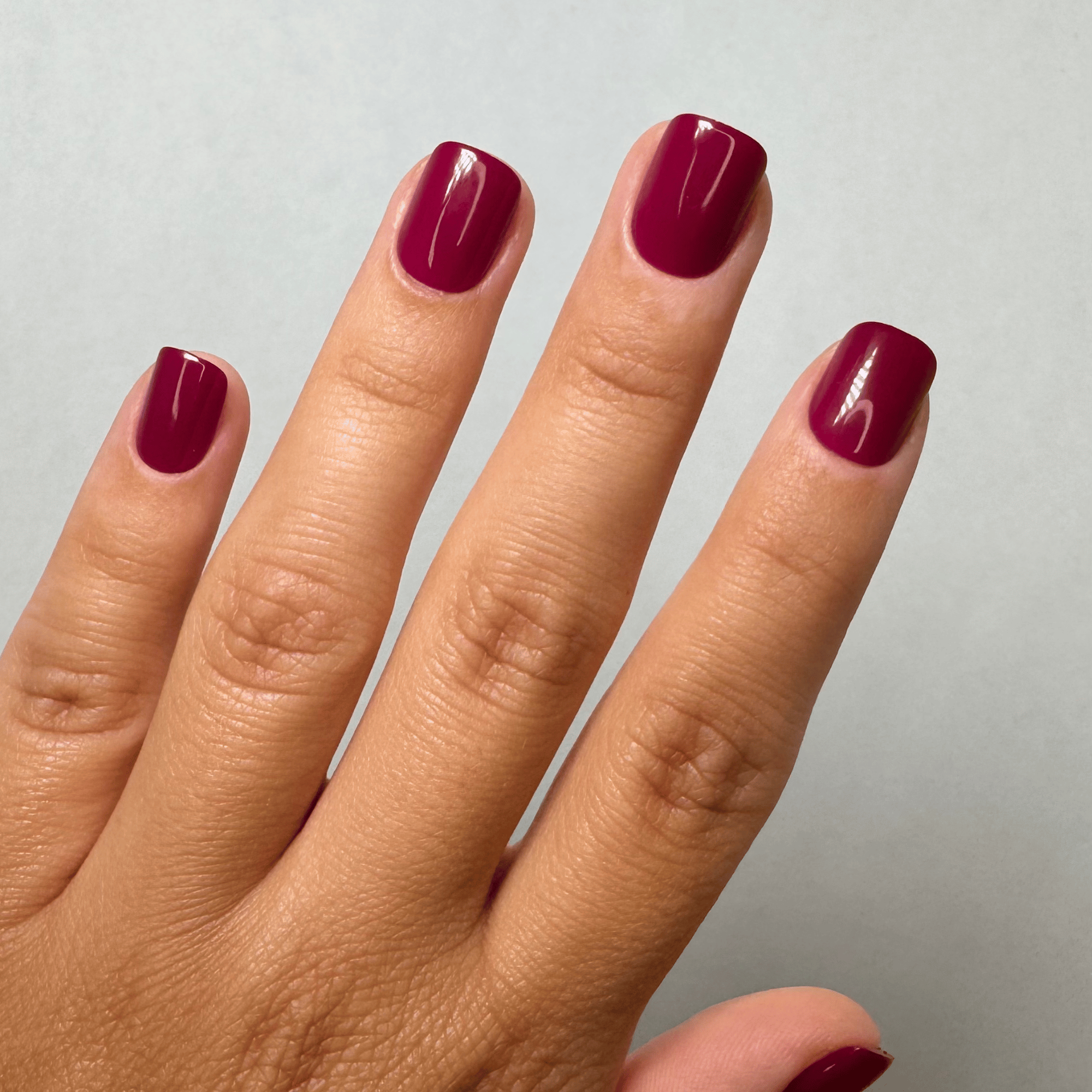 Magic Berry Extra Short Square Press-On Nails an der Hand getragen