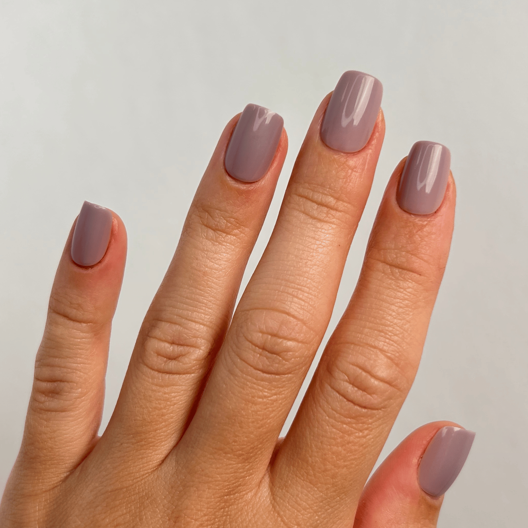 Warm Taupe Medium Square Press-On Nails an der Hand getragen