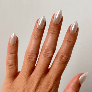 Chrome French Medium Almond Press-On Nails an der Hand getragen