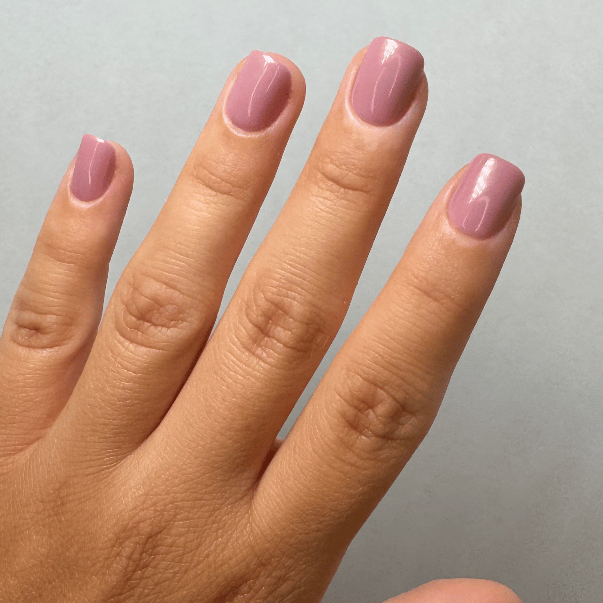 Vintage Blush Extra Short Square Press-On Nails an der Hand getragen