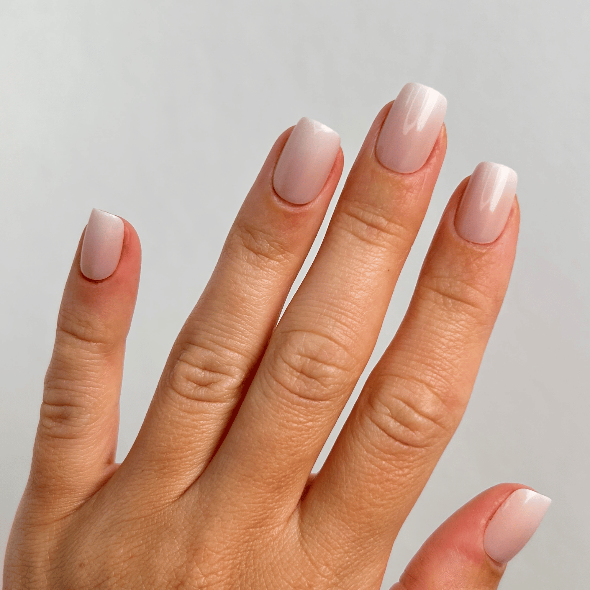 Rose Babyboomer Medium Square Press-On Nails an der Hand getragen