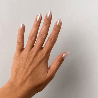 Glazed Pearl Medium Almond Press-On Nails an der Hand getragen
