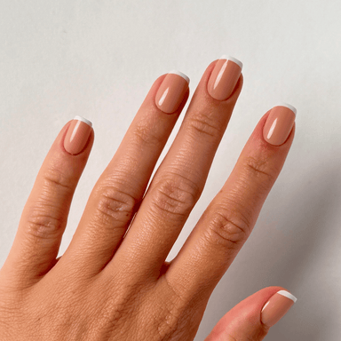 Classy French Medium Square Press-On Nails an der Hand getragen