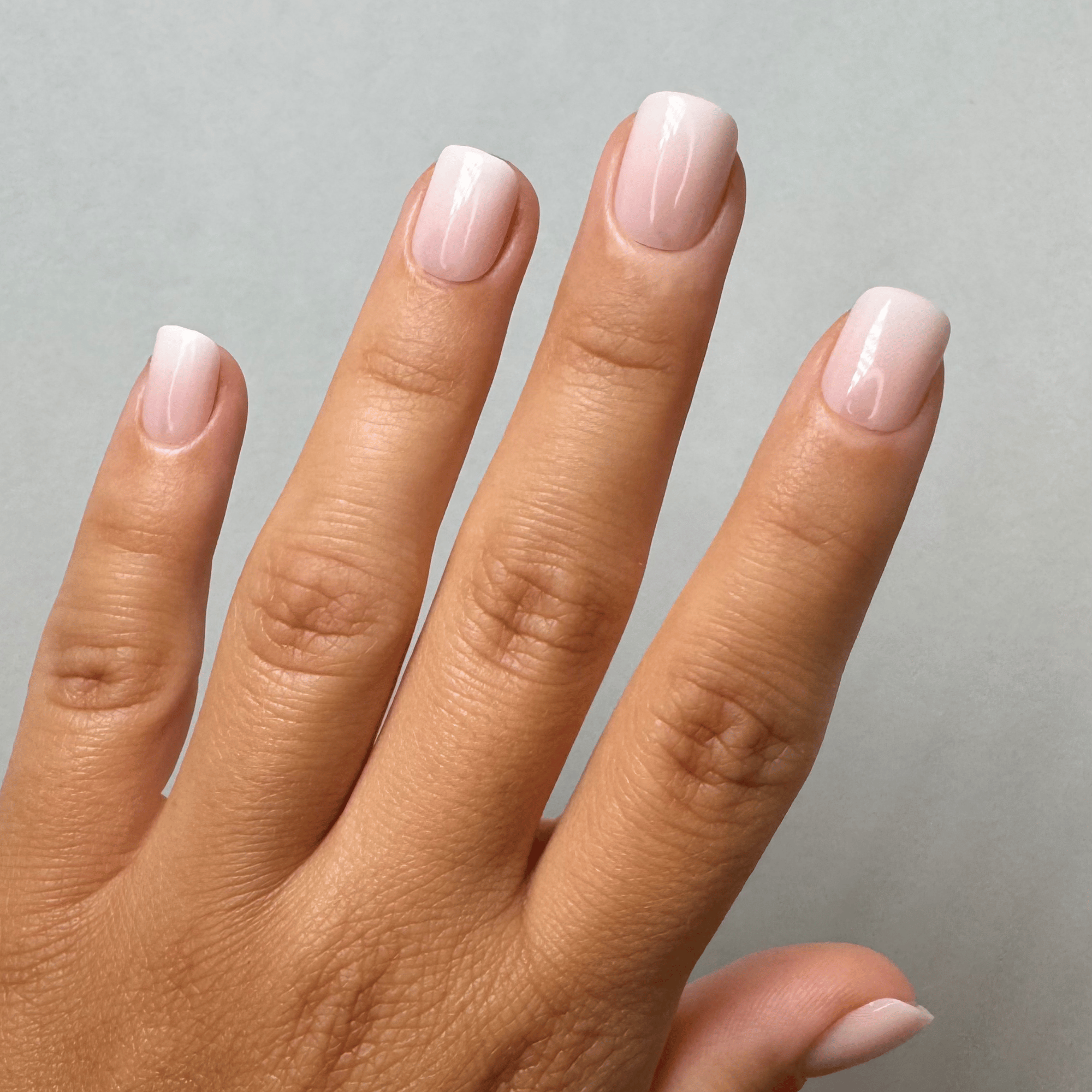 Rose Babyboomer Extra Short Square Press-On Nails an der Hand getragen