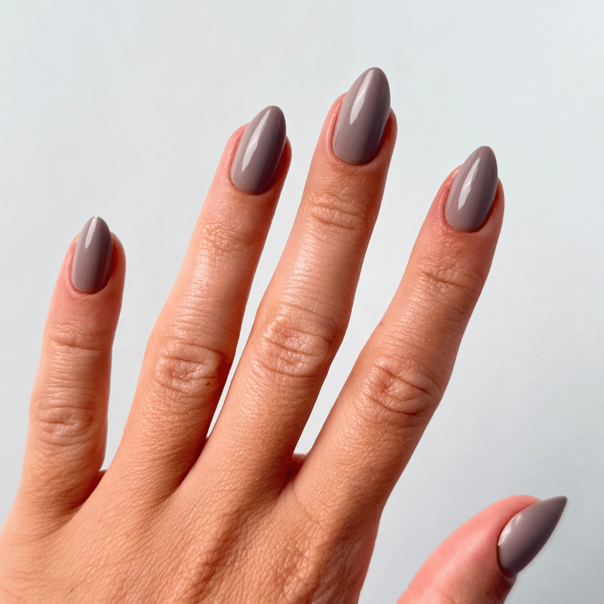 Chai Cream Medium Almond Press-On Nails an der Hand getragen
