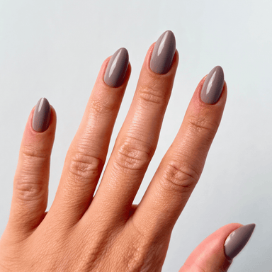 Chai Cream Medium Almond Press-On Nails an der Hand getragen
