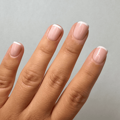 Classy French Extra Short Square Press-On Nails an der Hand getragen
