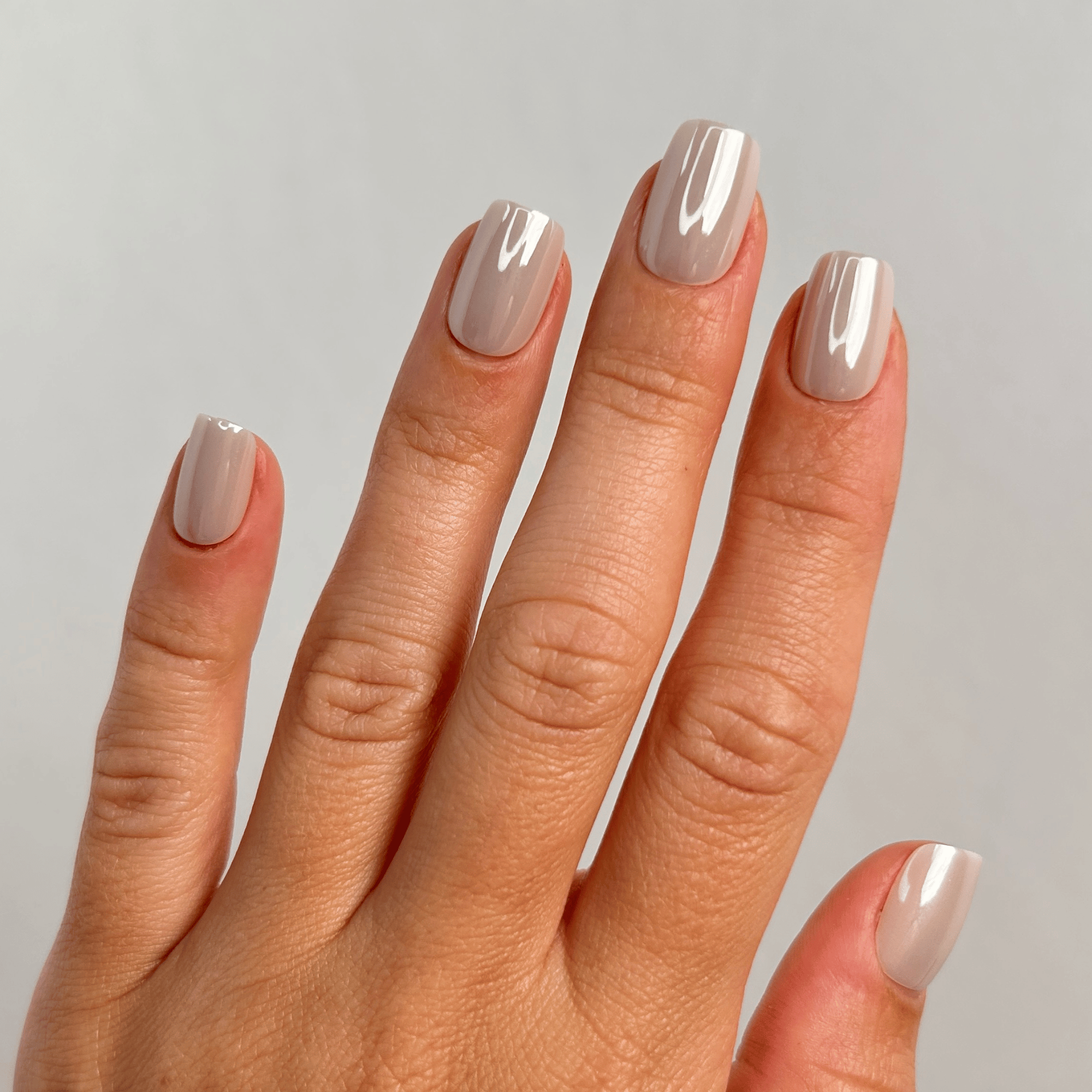 Chrome Vanilla Medium Square Press-On Nails an der Hand getragen