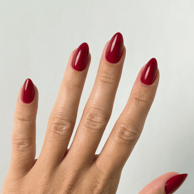 Berry Cherry Medium Almond Press-On Nails an der Hand getragen