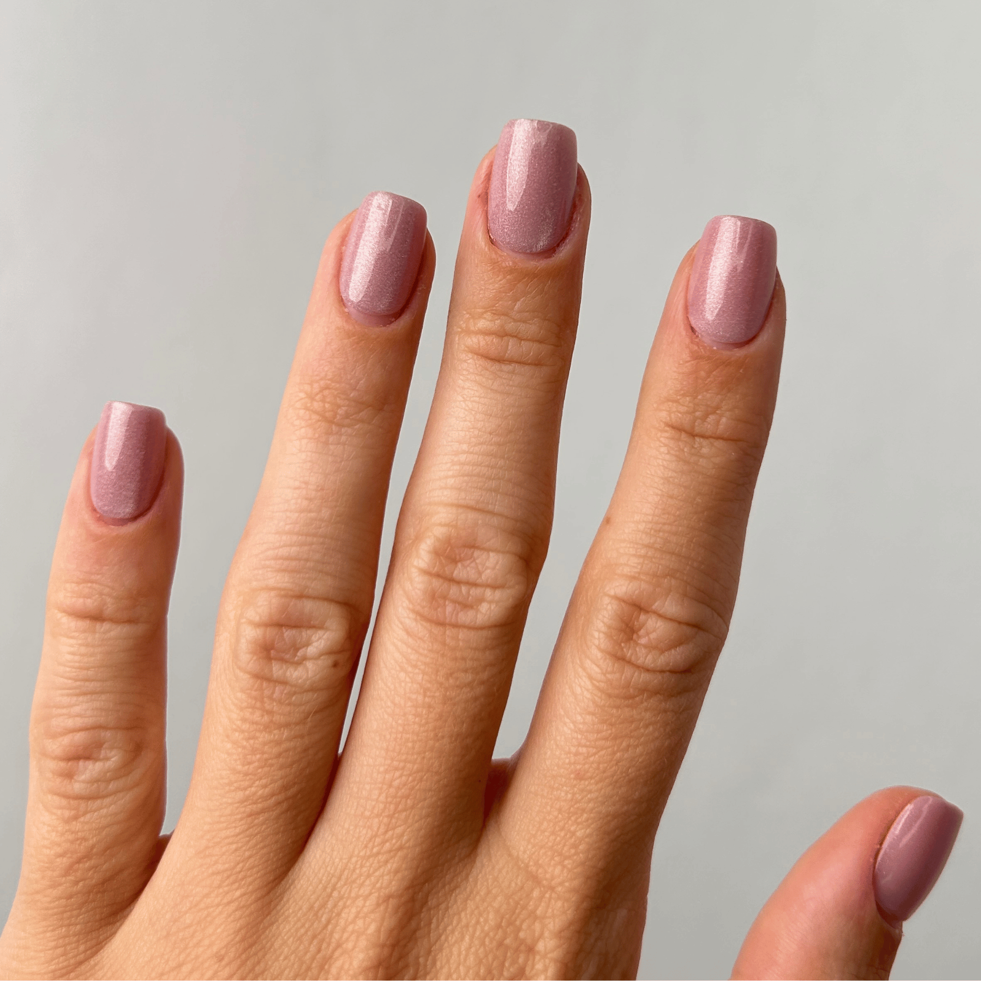 Candy Cateye Medium Square Press-On Nails an der Hand getragen