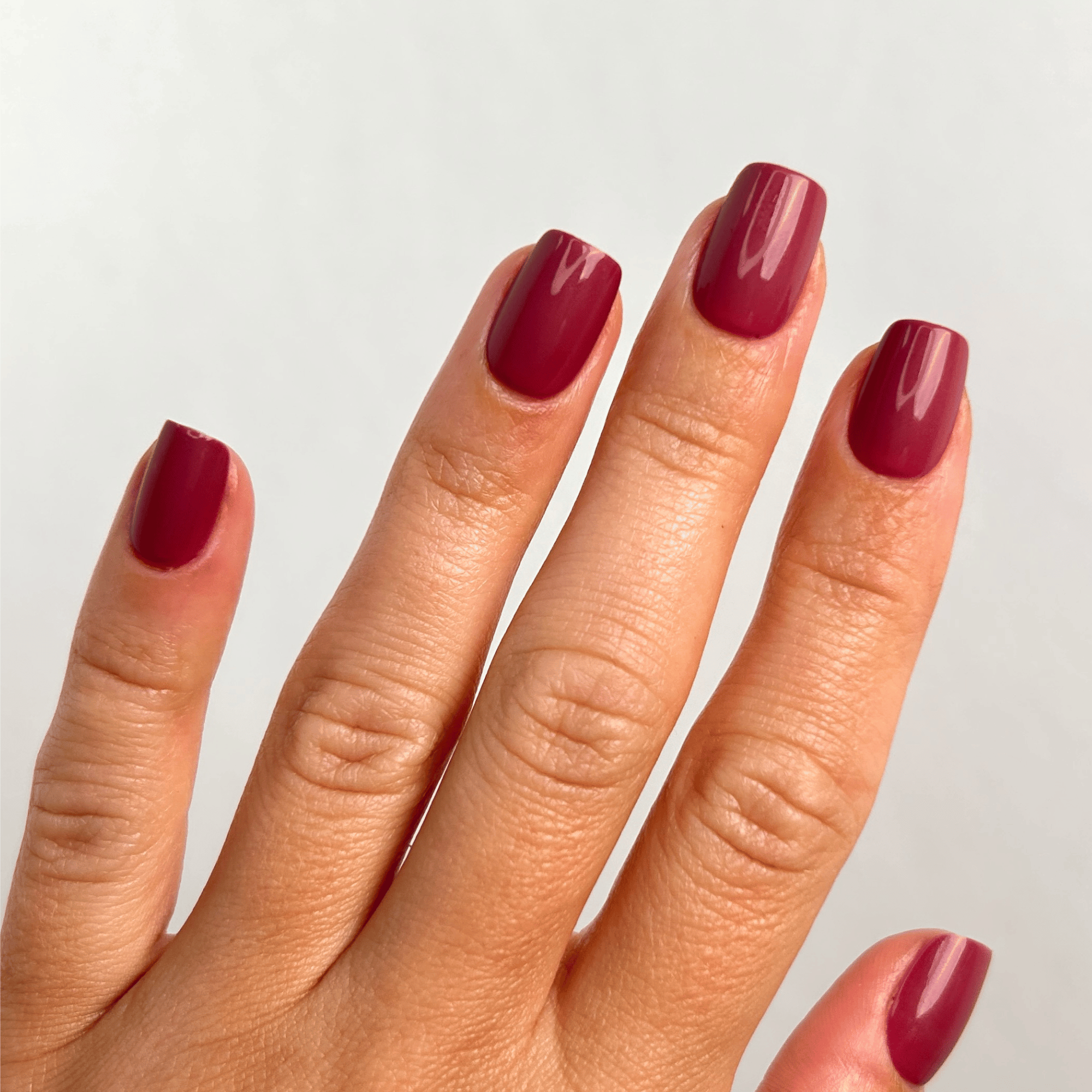 Berry Kiss Medium Square Press-On Nails an der Hand getragen