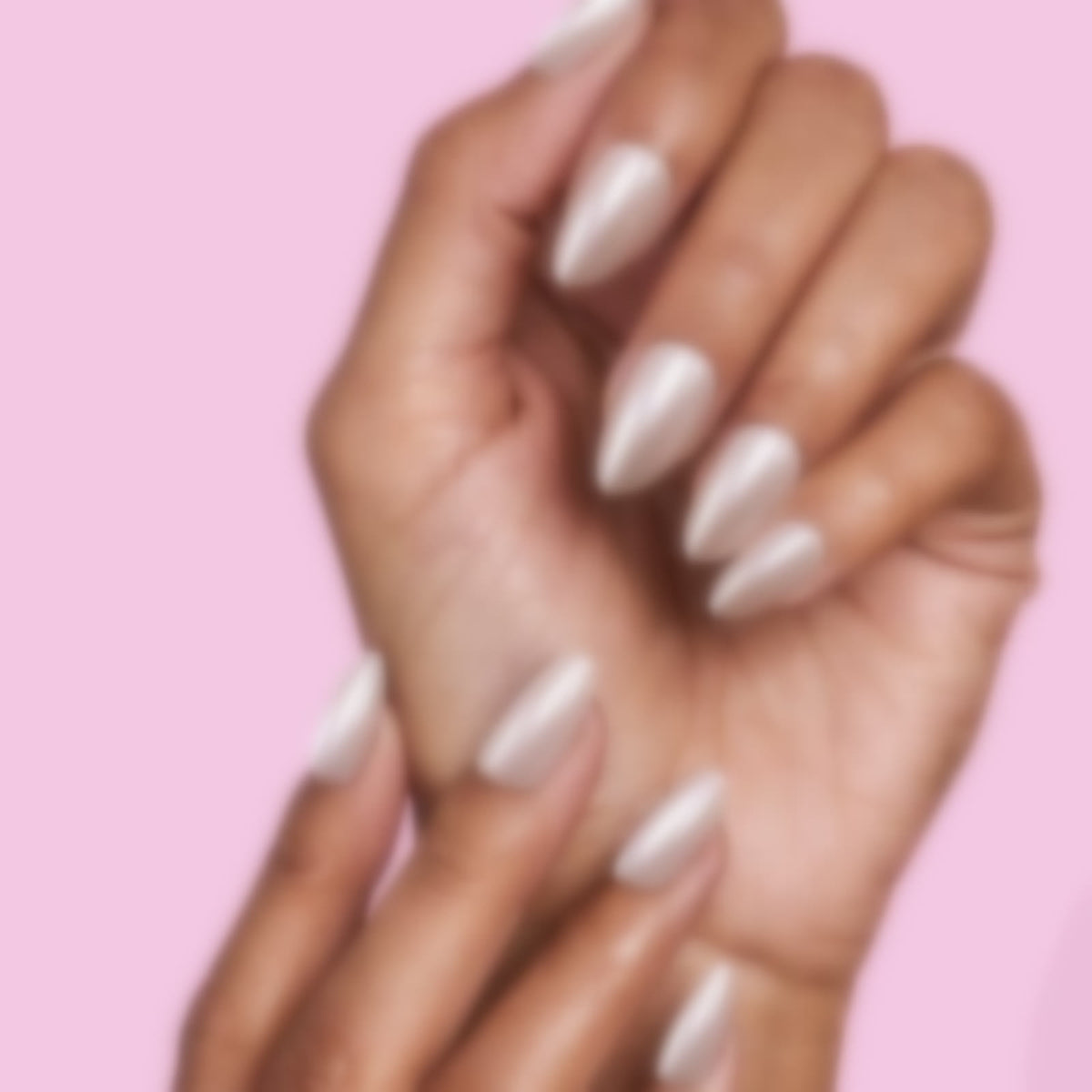 Press-On Nails Coming Soon Hero (geblurrt)