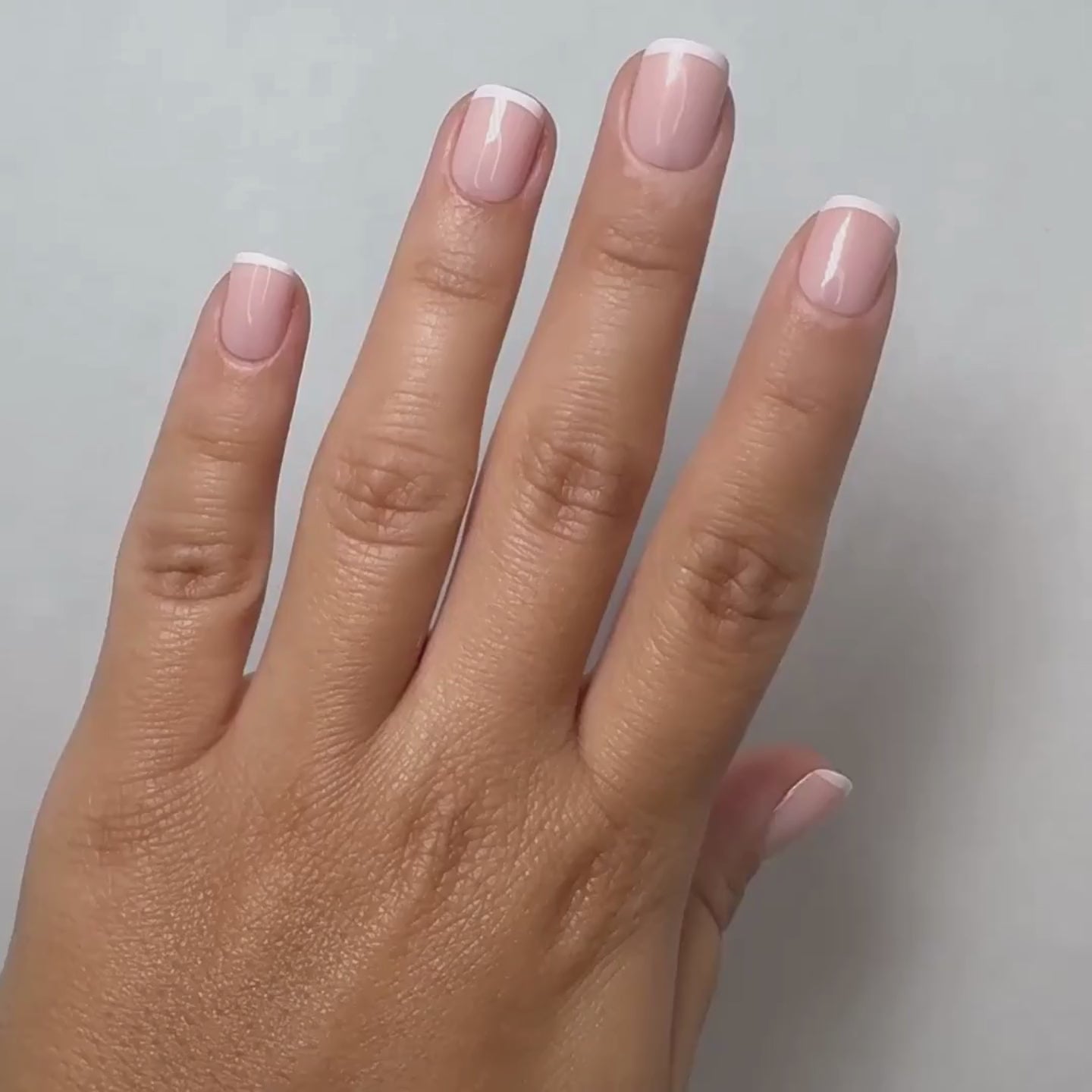 Classy French Extra Short Square Press-On Nails im Tragevideo