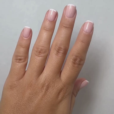 Classy French Extra Short Square Press-On Nails im Tragevideo