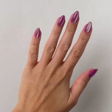Violet Cateye Medium Almond Press-On Nails im Tragevideo