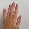 Warm Taupe Medium Square Press-On Nails im Tragevideo