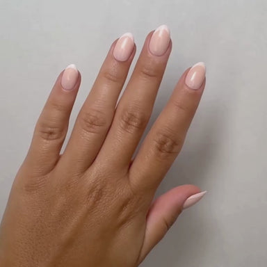 Classy French Short Almond Press-On Nails im Tragevideo
