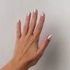 Glazed Pearl Medium Almond Press-On Nails im Tragevideo