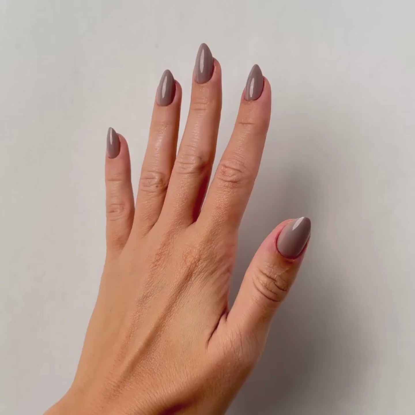 Chai Cream Medium Almond Press-On Nails im Tragevideo