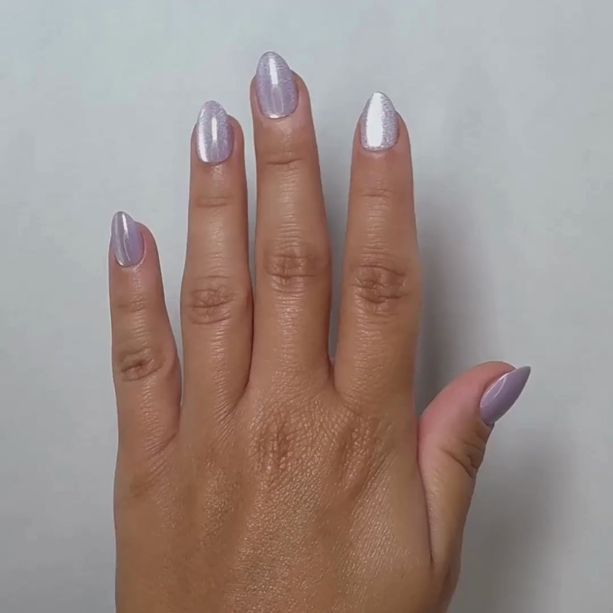 Lavender Cateye Short Almond Press-On Nails im Tragevideo