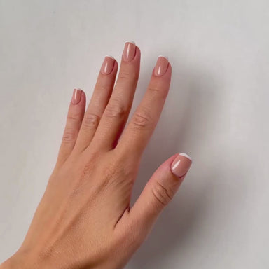 Classy French Medium Square Press-On Nails im Tragevideo