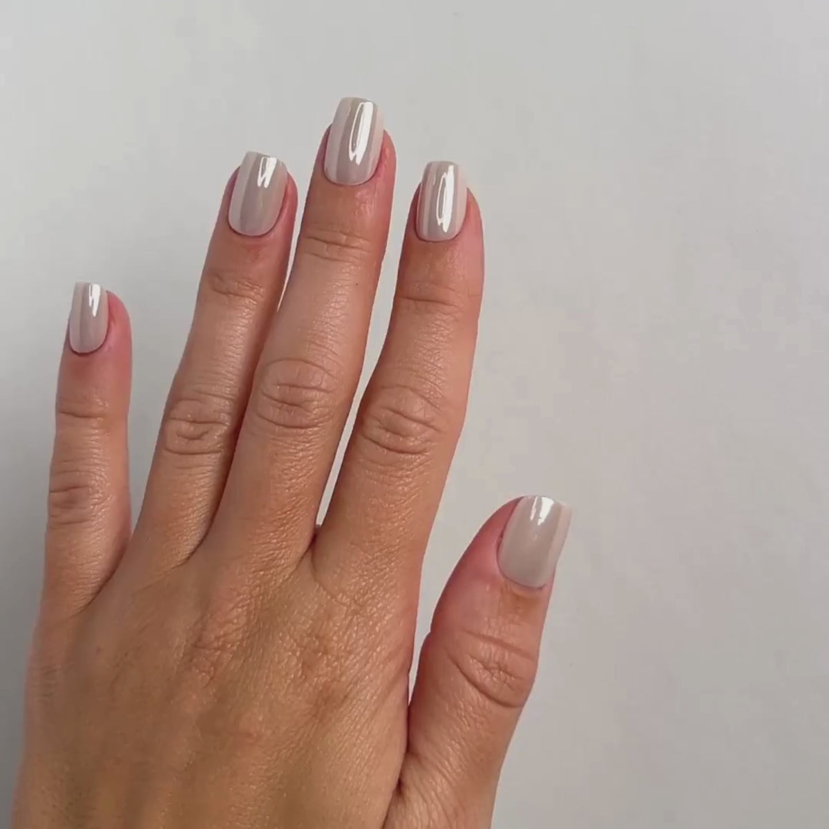 Chrome Vanilla Medium Square Press-On Nails im Tragevideo
