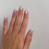 Chrome Vanilla Medium Square Press-On Nails im Tragevideo