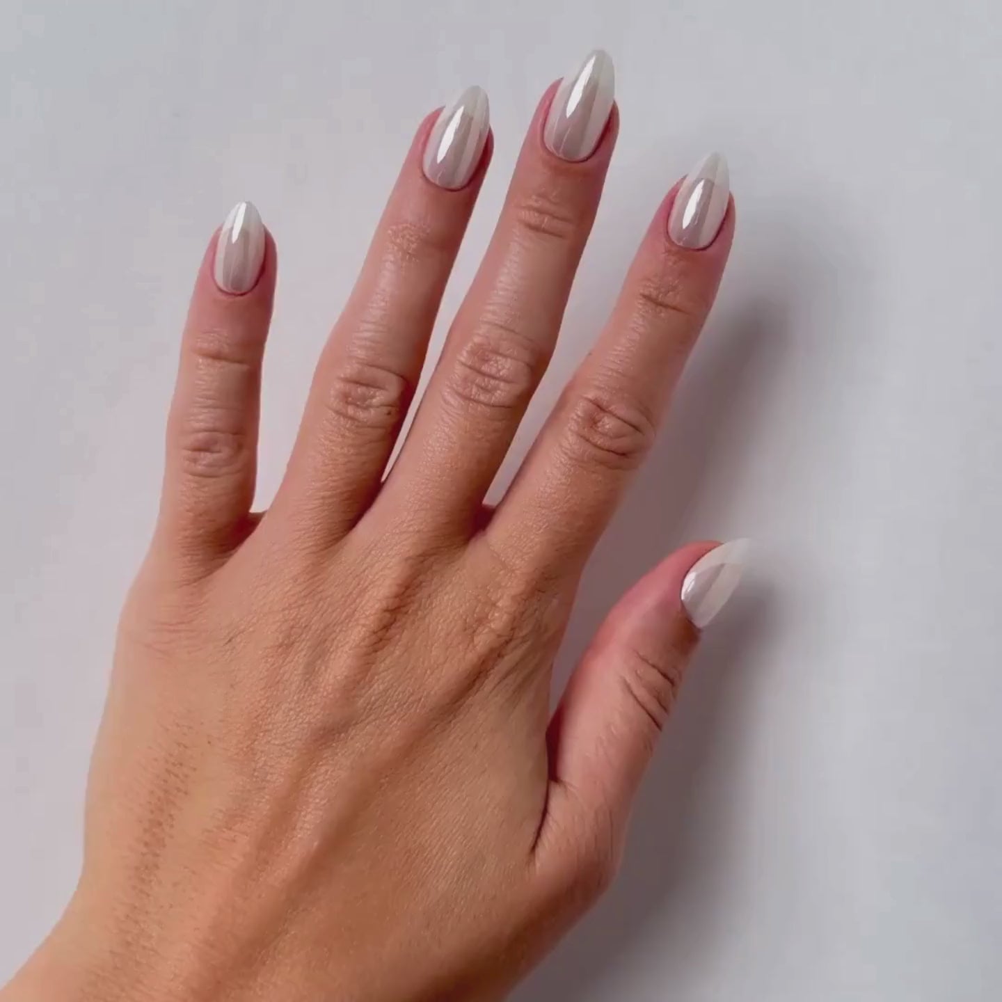 Chrome French Medium Almond Press-On Nails im Tragevideo