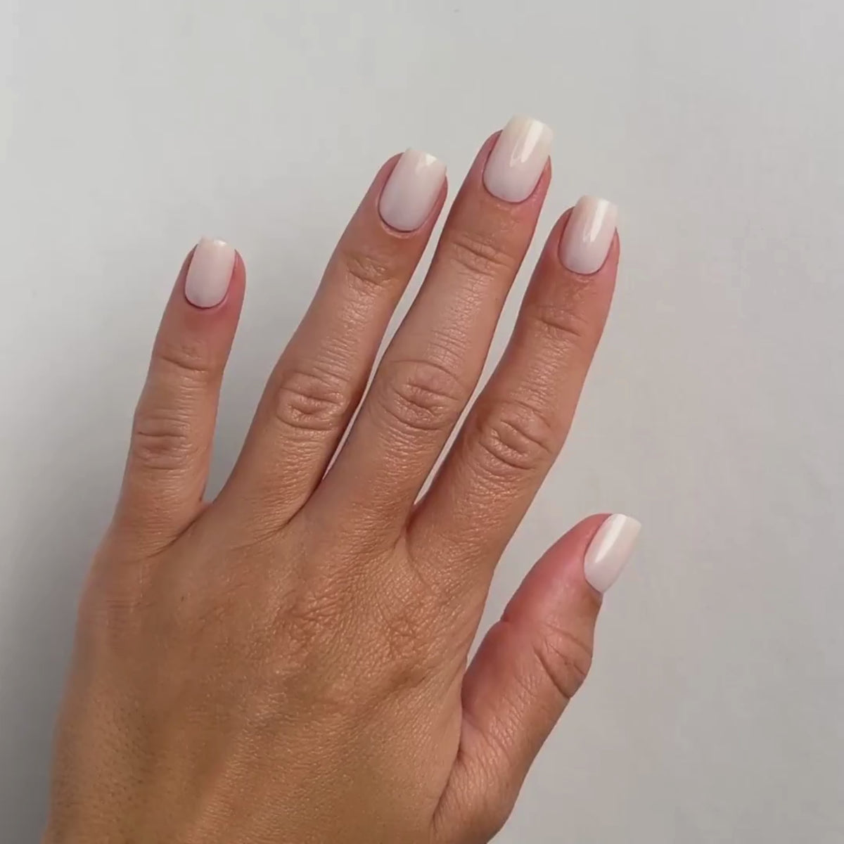Creamy White Medium Square Press-On Nails im Tragevideo