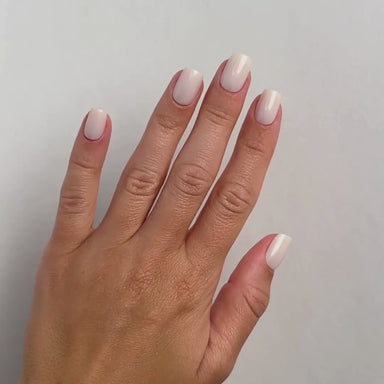 Creamy White Medium Square Press-On Nails im Tragevideo