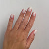 Creamy White Medium Square Press-On Nails im Tragevideo