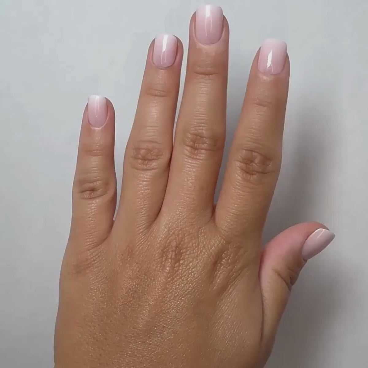 Rose Babyboomer Extra Short Square Press-On Nails im Tragevideo