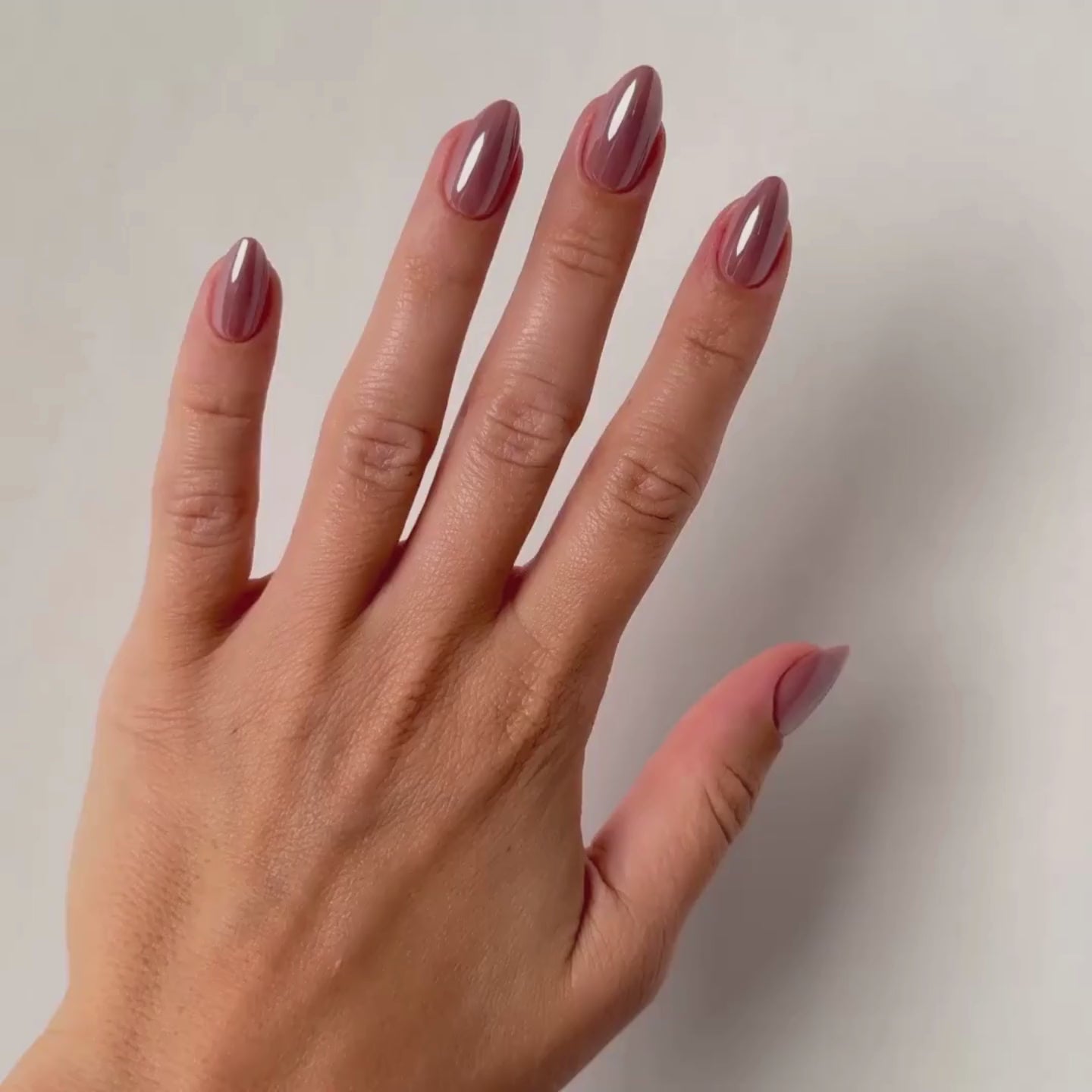 Chrome Hazel Medium Almond Press-On Nails im Tragevideo