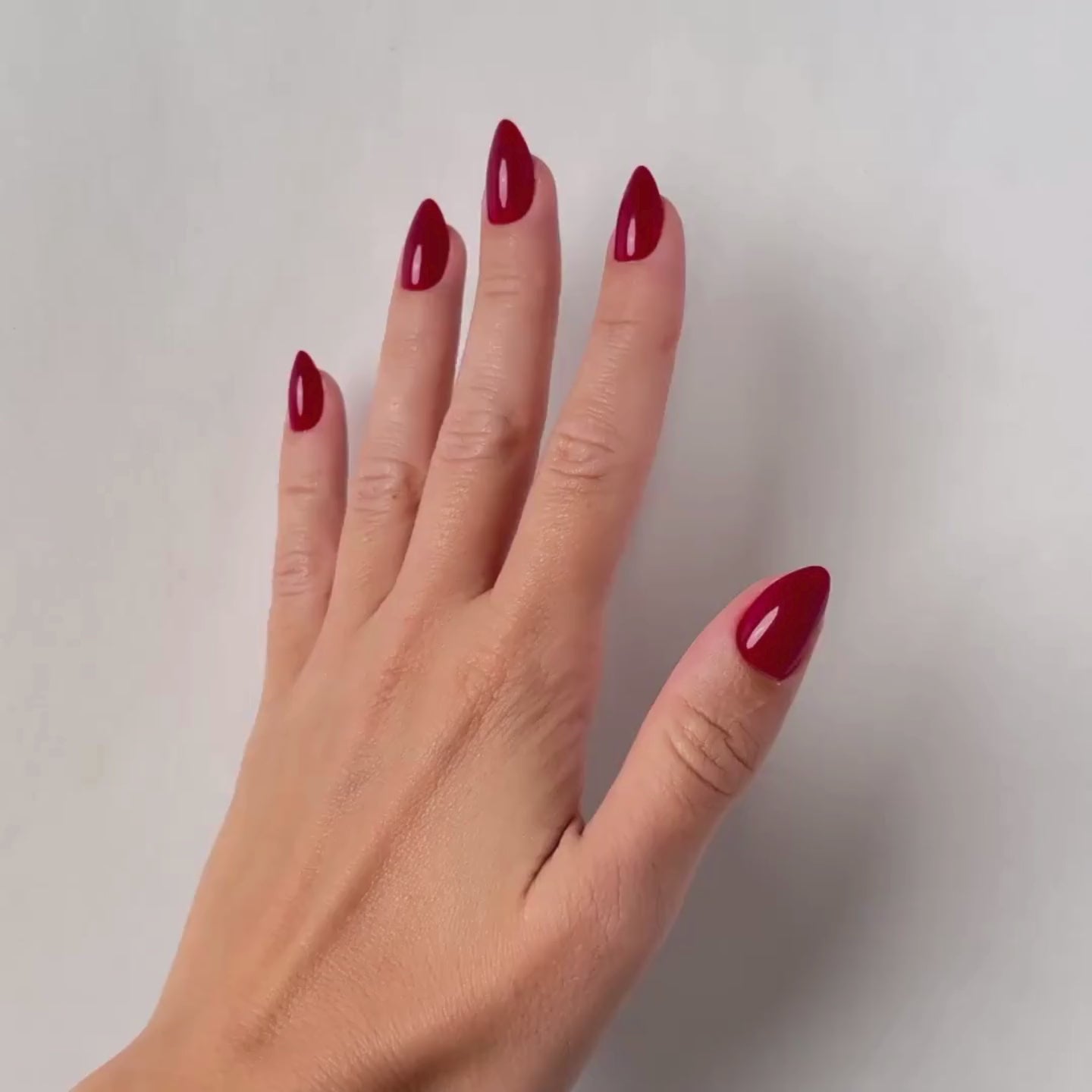 Berry Cherry Medium Almond Press-On Nails im Tragevideo