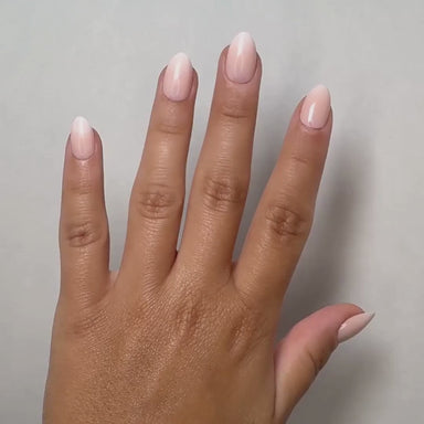 Creamy Babyboomer Short Almond Press-On Nails im Tragevideo