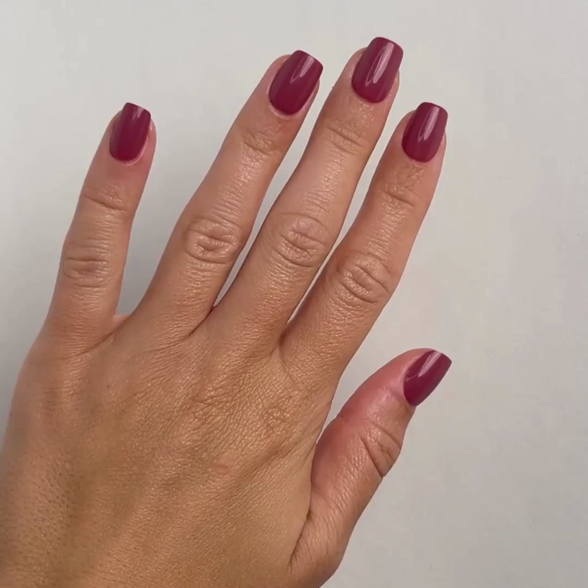 Berry Kiss Medium Square Press-On Nails im Tragevideo