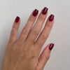 Wine Velvet Medium Square Press-On Nails im Tragevideo