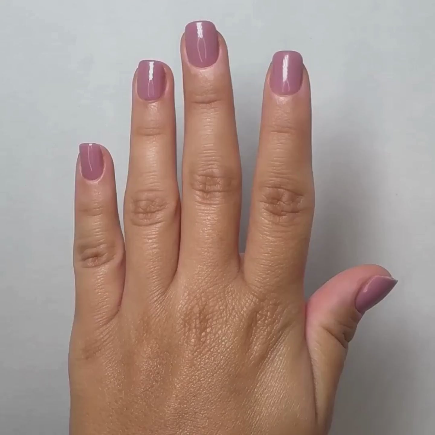Vintage Blush Extra Short Square Press-On Nails im Tragevideo